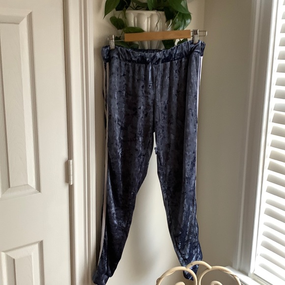 Velour sweat pants with side stripes - Picture 2 of 5